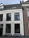 Pand met geverfde lijstgevel onder zadeldak (met nr. 110) met nok evenwijdig aan de rooilijn en met dakkapel