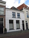 Pand met gepleisterde lijstgevel