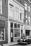 Pand met geverfde lijstgevel en eenvoudige winkelpui