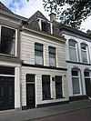 Pand met gepleisterde lijstgevel