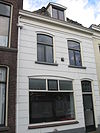Pand met gepleisterde lijstgevel