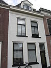 Pand met geverfde lijstgevel en dakkapel
