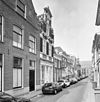 Overzicht voorgevel met halsgevel en buurpanden - Kampen - 20350382 - RCE -  Sint Joris: Overzicht voorgevel met halsgevel en buurpanden (opmerking: Gefotografeerd voor Monumenten In Nederland Overijssel, bladzijde 201) 