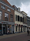 Pand met gepleisterde lijstgevel