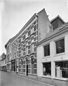 Ondiep woonhuis met restanten van de middeleeuwse stadsmuur