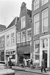 Pand met klokgevel en jongere winkelpui