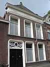 Pand met gepleisterde deur- en vensteromlijstingen in lijstgevel