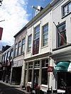 Pand met verminkte en geverfde gevel