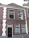 Pand met lijstgevel en gepleisterde hoekblokken
