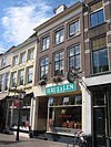 Pand met lijstgevel en jongere winkelpui