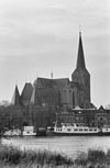 Overzicht vanaf overkant IJssel met noordoostgevel kerk op de achtergrond - Kampen - 20350554 - RCE -  Koornmarktspoort: Overzicht vanaf overkant IJssel met noordoostgevel kerk op de achtergrond (opmerking: Gefotografeerd voor Monumenten In Nederland Overijssel) 