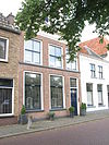 Pand met geverfde lijstgevel en dakkapel