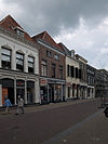 Pand met geverfde lijstgevel en winkelpui