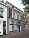 Huis met vier traveeën brede lijstgevel onder dwars schilddak