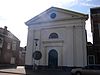 Kampen voormalige synagoge.JPG -  Kampen - Vvoormalige synagoge aan de Ijsselksde. Een zaalvormig synagogegebouw met klassicistisch tempelfront van gepleisterde baksteen. 
