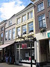 Pand met lijstgevel en jongere winkelpui