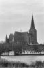Overzicht vanaf overkant IJssel met noordoostgevel kerk op de achtergrond