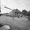 Overzicht voorgevel en linker zijgevel, boerderij met schuur en waterput met mik - Ommen - 20350780 - RCE -  Boerderijen/ Waterput: Overzicht voorgevel en linker zijgevel, boerderij met schuur en waterput met mik (opmerking: Gefotografeerd voor Monumenten In Nederland Overijssel, bladzijde 60) 