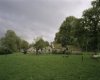 Overzicht van de boerderij met rieten dak, bijgebouwen en de omgeving
