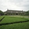 Voorplein met bouwhuis