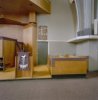 Interieur naast de preekstoel met het psalmbord aan de muur