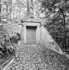 Overzicht ingangspartij grafkelder familie Van Pallandt van Eerde - Ommen - 20350777 - RCE -  Eerde: Overzicht ingangspartij grafkelder familie Van Pallandt van Eerde (opmerking: Gefotografeerd voor Monumenten In Nederland Overijssel, bladzijde 234) 