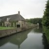 Zicht op de buitengracht naast bouwhuis