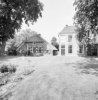 Overzicht voorgevel spieker en voorgevel en rechter zijgevel boerderij