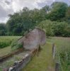 Zijkant druivenkas met broeibak op de voorgrond