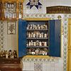 Interieur, woonkamer met geopende inbouw servieskast en betegelde wand - Rouveen - 20330240 - RCE -  Interieur, woonkamer met geopende inbouw servieskast en betegelde wand (opmerking: Thema van deze opdracht: kleur op en in Staphorster boerderijen) 
