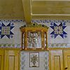 Interieur, woonkamer met beschilderde houten hang vitrinekastje - Rouveen - 20330238 - RCE -  Interieur, woonkamer met beschilderde houten hang vitrinekastje (opmerking: Thema van deze opdracht: kleur op en in Staphorster boerderijen) 