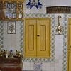 Interieur, woonkamer met gesloten inbouw servieskast en betegelde wand - Rouveen - 20330239 - RCE -  Interieur, woonkamer met gesloten inbouw servieskast en betegelde wand (opmerking: Thema van deze opdracht: kleur op en in Staphorster boerderijen) 