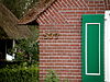 RM 34425 -  Vensterluik en schuin metselwerk in gevel van boerderij 