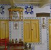 Interieur, woonkamer met inbouw servieskast, vitrinekast en betegelde wand - Rouveen - 20330241 - RCE -  Interieur, woonkamer met inbouw servieskast, vitrinekast en betegelde wand (opmerking: Thema van deze opdracht: kleur op en in Staphorster boerderijen) 
