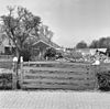 Houten landhek blauw geschilderd - Staphorst - 20204275 - RCE -  Boerderij: houten landhek blauw geschilderd 
