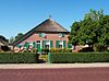 Gemeenteweg 199-Staphorst.JPG - Rietgedekte boerderij in originele Staphorster kleuren met Levensboom boven de deur 