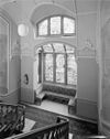 Interieur trappenhuis met gebrandschilderd raam. - Steenwijk - 20205392 - RCE -  Raadhuis: interieur trappenhuis met gebrandschilderd raam. 