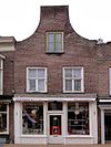 Huis met ingezwenkte halsgevel zonder topafdekking