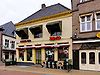 Huis met gevel met rechte kroonlijst en gewijzigde onderpui