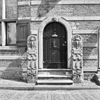 Overzicht ingangspartij, detail, stoeppalen, voormalige school - Vollenhove - 20344930 - RCE -  Latijnse School: Overzicht ingangspartij, detail, stoeppalen, voormalige school (opmerking: Gefotografeerd voor Huizen in Nederland, Hendrick de Keyser) 