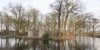 Ligging van de ruine in het park, omringd door water - Ruine Toutenburg