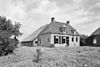Overzicht voorgevel boerderij en linker zijgevel stal - Wanneperveen - 20344933 - RCE -  Boerderijen/ Stal: Overzicht voorgevel boerderij en linker zijgevel stal (opmerking: Gefotografeerd voor Huizen in Nederland, Hendrick de Keyser) 