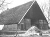 Boerderij met vakwerkgevels en boven de diepe baanderhoek een houten topgevel, evenals boven de voorgevel