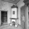 Interieur villa, Russische kachelmet terracotta hoofdgestel, reliÃ«f en schoorsteenmantel