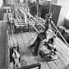 Interieur, bovenaanzicht kleppen mechanisme meer smeertoestel en slagenteller - Genemuiden - 20077267 - RCE -  Stoomgemaal Mastenbroek: interieur, bovenaanzicht kleppen mechanisme meer smeertoestel en slagenteller 