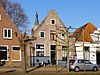 Huis met puntgevel met halfrond afgedekte top