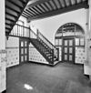 Interieur, overzicht trappenhuis met deur naar secretarie - Hasselt - 20000904 - RCE -  Stadhuis: Interieur, overzicht trappenhuis met deur naar secretarie 