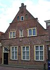 Huis met puntgevel met enkele trappen en uitgekraagde toppilaster (De Bonte Os)