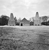 Overzicht kalkovens met in het midden het blus- of leshuis - Hasselt - 20342260 - RCE -  Kalkovencomplex: Overzicht kalkovens met in het midden het blus- of leshuis (opmerking: Gefotografeerd voor 101 IndustriÃ«le Monumenten (P.Nijhof)) 