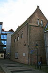 Zwolle - Lombardstraat 4 - De Wheeme.JPG -  De Wheeme, gebouwd in 1490-'97 als pastorie van de St.-MichaÃ«lskerk, bestaat uit drie vleugels met zadeldaken tussen tuitgevels, gesitueerd om een binnenplaats waar ook de representatieve gevels te vinden zijn. In 1923-'24 is de van omstreeks 1505 daterende zuidvleugel grotendeels herbouwd. 